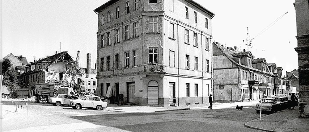 Ruinös. Die Gutenbergstraße in der Potsdamer Innenstadt Ende der 1980er. Der Verfall konnte nur mühsam gestoppt werden, der Aufbruch der Stadt dauerte Jahre.