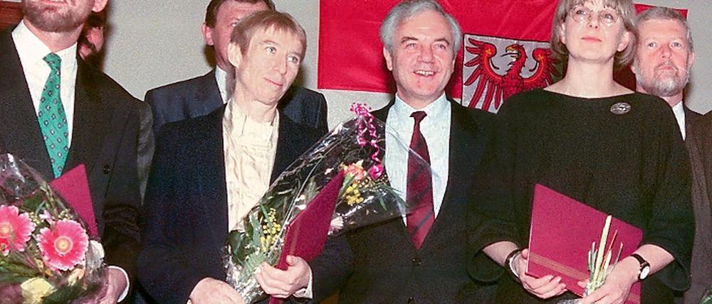 Wie alles anfing. Brandenburgs erster Ministerpräsident Manfred Stolpe, flankiert von Arbeitsministerin Regine Hildebrandt und Marianne Birthler (r.), die 1990 als Bildungsministerin im Kabinett der rot-grünen Koalition saß.