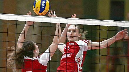 Mit Zuversicht ins neue Jahr. Ramona Stucki (r.)  hier mit Zuspielerin Kristina Bognar  sieht ihren Verein in der Bundesliga auf gutem Weg.