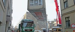 Baufreiheit fürs Krankenhaus: Trotz ungewisser Förderung reißt St. Josefs in der Zimmerstraße ab. Den Container bekommt die Björn-Schulz-Stiftung.