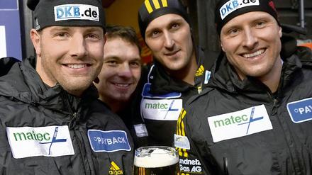 Auf dem Weg nach Vancouver. Bob-Pilot Andre Lange vom BSR Rennsteig Oberhof will mit seine Anschieber Martin Putze, Kevin Kuske und René Hoppe (v. l.) bei den Olympischen Spielen im Februar die Titel im Zweier und Vierer möglichst erfolgreich verteidigen.