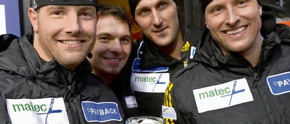 Auf dem Weg nach Vancouver. Bob-Pilot Andre Lange vom BSR Rennsteig Oberhof will mit seine Anschieber Martin Putze, Kevin Kuske und René Hoppe (v. l.) bei den Olympischen Spielen im Februar die Titel im Zweier und Vierer möglichst erfolgreich verteidigen.