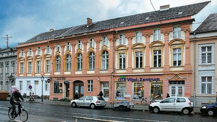 Barocke Pracht. Die Wohnhäuser Charlottenstraße 21 bis 23 erstrahlen nach ihrer Sanierung wieder in alter Pracht. Der Baumeister Georg Christian Unger hatte den drei Bürgerhäusern 1781 eine einheitliche Fassade gegeben.