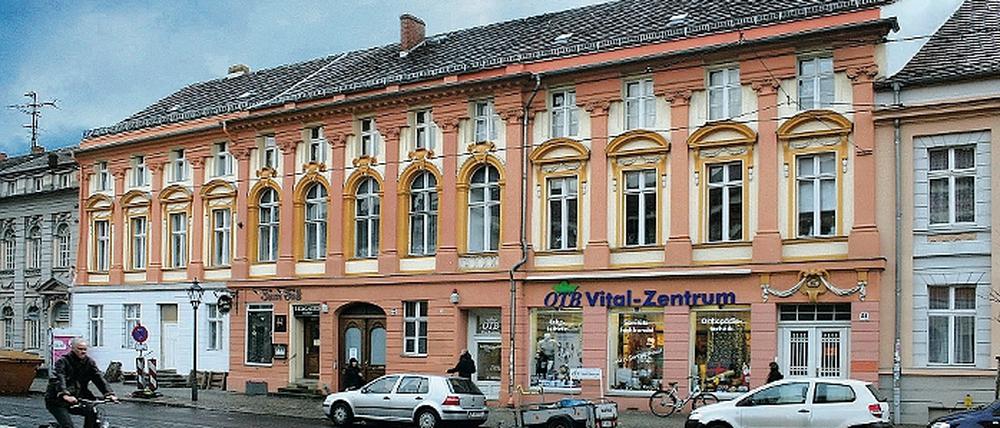 Barocke Pracht. Die Wohnhäuser Charlottenstraße 21 bis 23 erstrahlen nach ihrer Sanierung wieder in alter Pracht. Der Baumeister Georg Christian Unger hatte den drei Bürgerhäusern 1781 eine einheitliche Fassade gegeben.