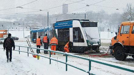 Entgleist: Mit schwerem Gerät musste eine Straßenbahn der Potsdamer Verkehrsbetriebe (ViP) am Samstag zurück ins Gleis gehoben werden. An der Langen Brücke kam es stundenlang zu Verkehrsbehinderungen, Bahnen konnten erst abends wieder fahren.