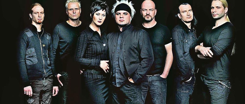 Traditionsbewusst. Die Potsdamer Band Subway to Sally, die in ihrer Musik Metal mit Mittelalter verbindet, geben auch in diesem Jahr ihr Jahresabschlusskonzert in ihrer Heimatstadt. Doch statt im Lindenpark wird in der Metropolis Halle gefeiert. Gitarrist Michael Bodenski Boden (r.) sprach darüber mit den PNN.