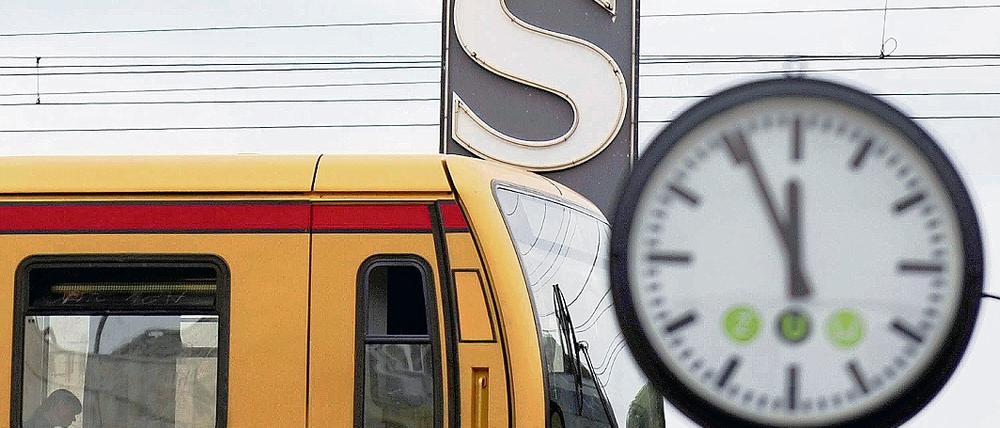 Warten auf bessere Zeiten. Die S-Bahn schränkt ihr Angebot weiter ein.