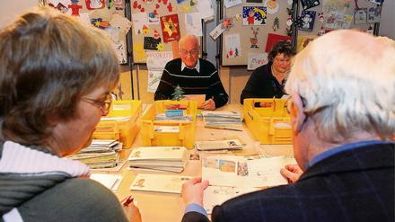 Geordnete Zettelwirtschaft. Die Mitarbeiter des Weihnachtspostamts.
