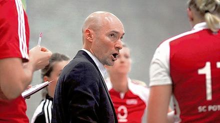 Weihnachtsstress. Trainer Michael Merten hat ein volles Programm verordnet. Einzig am ersten Weihnachtsfeiertag ruht beim SC Potsdam der Ball.