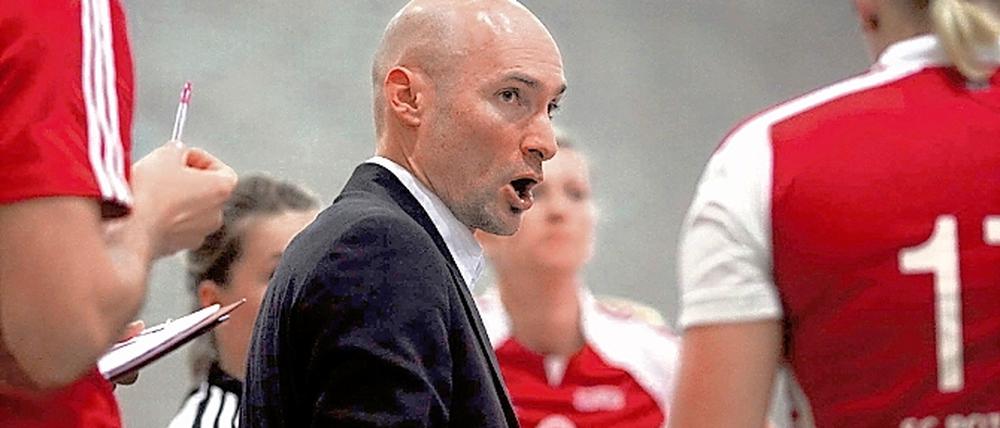 Weihnachtsstress. Trainer Michael Merten hat ein volles Programm verordnet. Einzig am ersten Weihnachtsfeiertag ruht beim SC Potsdam der Ball.