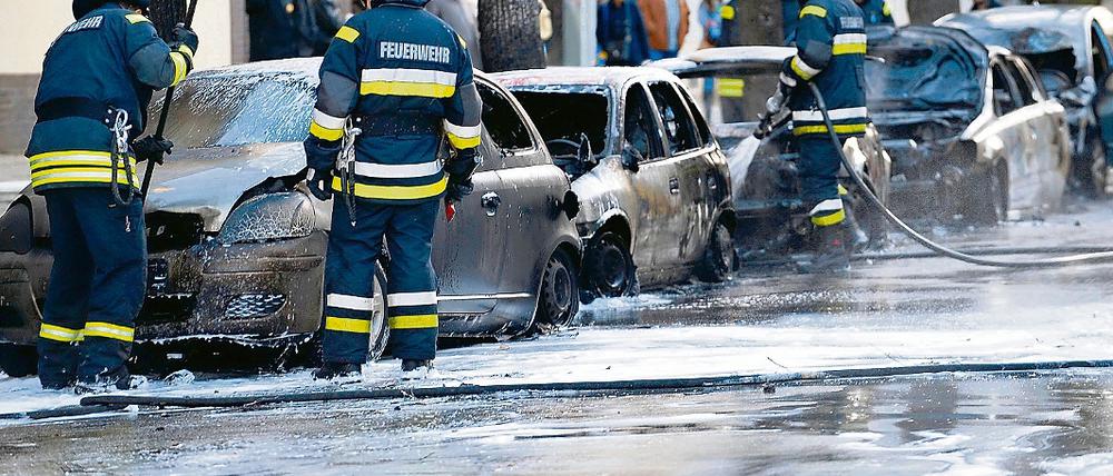 Technischer Defekt. In Halensee entzündete auslaufendes Benzin aus einem Auto am Sonnabend auch die nebenstehenden vier geparkten Fahrzeuge. Die Polizei schließt in diesem Fall eine Straftat als Brandursache aus.
