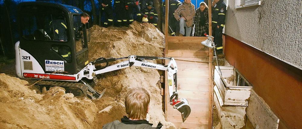 Helfer in der Grube. Reichlich Personal und Technik ließ die Polizei auffahren, um eine Leiche in Schildow (Oberhavel) zu suchen. Ein Häftling hatte zuvor gebeichtet, Silvester 96/97 dort die Leiche eines Berliner Türstehers versteckt zu haben.