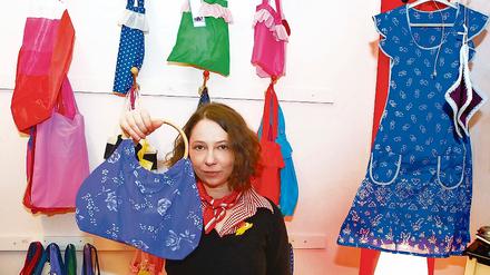 Halt mal. Den Stoff muss man unter die Leute bringen, dachte sich Melanie Thamm  am besten in knallbunten Farben.