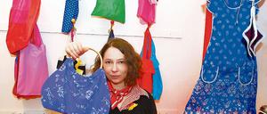 Halt mal. Den Stoff muss man unter die Leute bringen, dachte sich Melanie Thamm  am besten in knallbunten Farben.