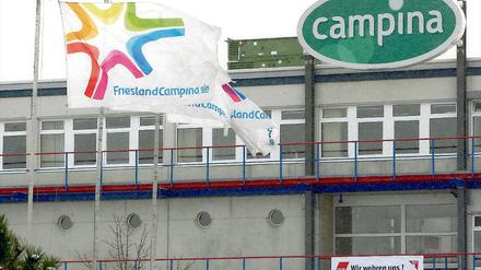 Gegen eine Betriebsschließung. Bei Campina in Elsterwerda arbeiten rund 350 Menschen. Nach Einschätzung der Landesregierung, die sich um einen Erhalt des Werkes bemüht, ist der Standort hoch produktiv und zukunftsfähig.