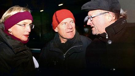 Politischer Widerstand: Die Bundespolitiker Andrea Wicklein (SPD) und Winfried Hermann (Grüne / M.) sowie der Landtagsabgeordnete Andreas Bernig (Linke) vereint im Kampf gegen den Ausbau der Kleinmachnower Schleuse.