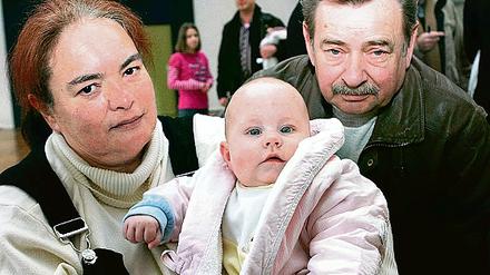 Wohlfühlen bei den Pflegeeltern: Dieses fünf Monate alte Mädchen ist einer der Schützlinge von Tamara und Siegfried Haufe. Am Samstag gab es im Awo-Bürgerhaus in Bornim eine Feier für die 55 Pflegeeltern der Stadt.