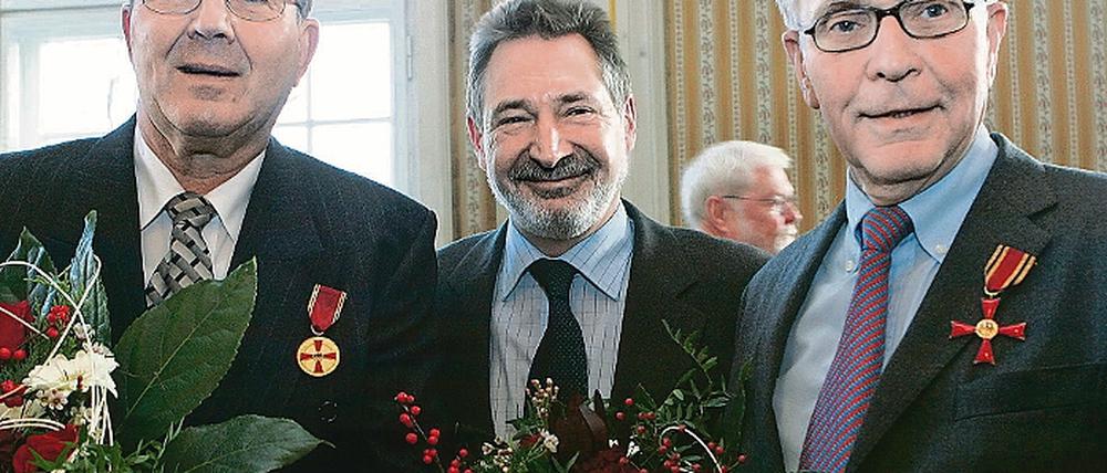 Den Orden an der Brust: Oberbürgermeister Jann Jakobs (M.) ehrte am Samstag Uwe Högemann (li.) und Ernst-Christoph Kleßmann für ihre Verdienste.