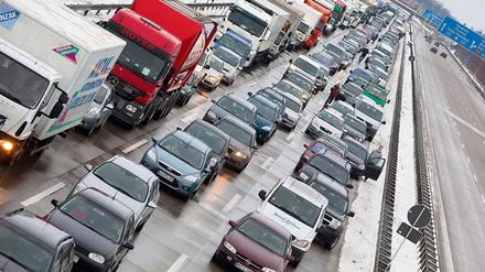 Alles dicht. Auf dem östlichen Berliner Ring gab es stundenlang Stau, nachdem ein Lastwagen voller Holz am frühen Morgen die Leitplanke durchbrochen hatte.