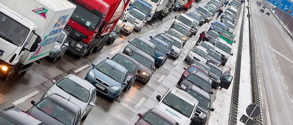 Alles dicht. Auf dem östlichen Berliner Ring gab es stundenlang Stau, nachdem ein Lastwagen voller Holz am frühen Morgen die Leitplanke durchbrochen hatte.