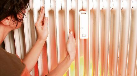 Heizen wird billiger. Nach den Kunden der sechs großen Wohnungsunternehmen sollen auch rund 1800 Einzelkunden im inneren Stadtgebiet ab Januar um 4,60 Euro netto pro Megawattstunde entlastet werden.