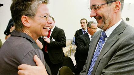 Ministerpräsident Matthias Platzeck (SPD) gratuliert Ulrike Poppe zu ihrer Wahl als Stasi-Beauftragte des Landes Brandenburg.