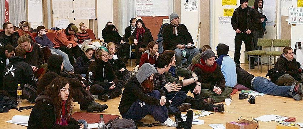 Studierendentreffen im Audimax: Gestern berieten die Streikenden über das weitere Vorgehen. 2010 sollen die Proteste für bessere Bildung weitergehen.