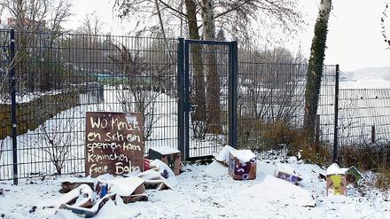 Durchkommen nur für Kaninchen. Gesperrter Uferweg am Griebnitzsee mit Protestplakat.