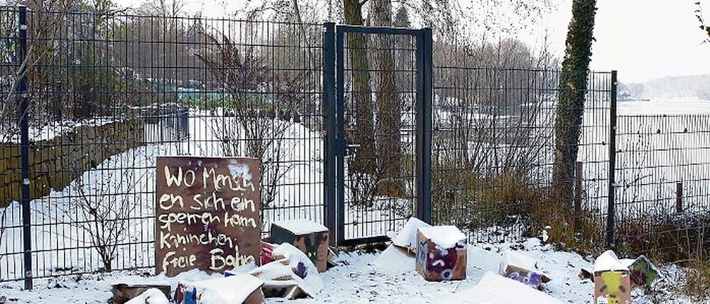 Durchkommen nur für Kaninchen. Gesperrter Uferweg am Griebnitzsee mit Protestplakat.