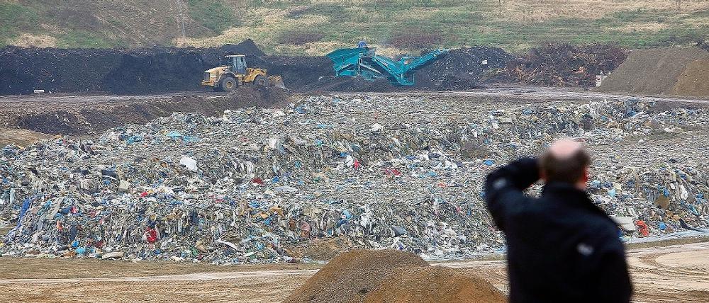 Alles Müll. Brandenburg gilt als Schwerpunktland für illegale Müllentsorgung. Im vergangenen Jahr erschütterte eine ganze Reihe von Delikten den Kreis Potsdam-Mittelmark. Auch in dieser Kiesgrube bei Michendorf wurden illegal Abfälle entsorgt.