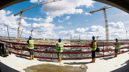 Bauen fürs Fliegen. Obwohl der neue Großflughafen noch eine Baustelle ist, laufen die Planungen für den Umzug des Flugbetriebs von Tegel nach Schönefeld. Ende Oktober 2011 ist es soweit.
