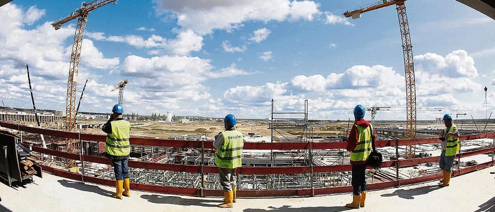 Bauen fürs Fliegen. Obwohl der neue Großflughafen noch eine Baustelle ist, laufen die Planungen für den Umzug des Flugbetriebs von Tegel nach Schönefeld. Ende Oktober 2011 ist es soweit.