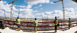 Bauen fürs Fliegen. Obwohl der neue Großflughafen noch eine Baustelle ist, laufen die Planungen für den Umzug des Flugbetriebs von Tegel nach Schönefeld. Ende Oktober 2011 ist es soweit.