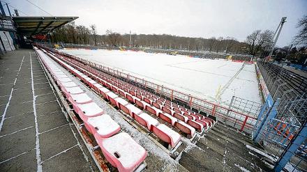 Schneebedeckter Rasen im Karl-Liebknecht-Stadion. Die Platzkommission entschied gestern, das Spiel zwischen dem SV Babelsberg 03 und dem Chemnitzer FC abzusagen. Die Turbinen sollen am Samstag ihr Pokalspiel bestreiten können.