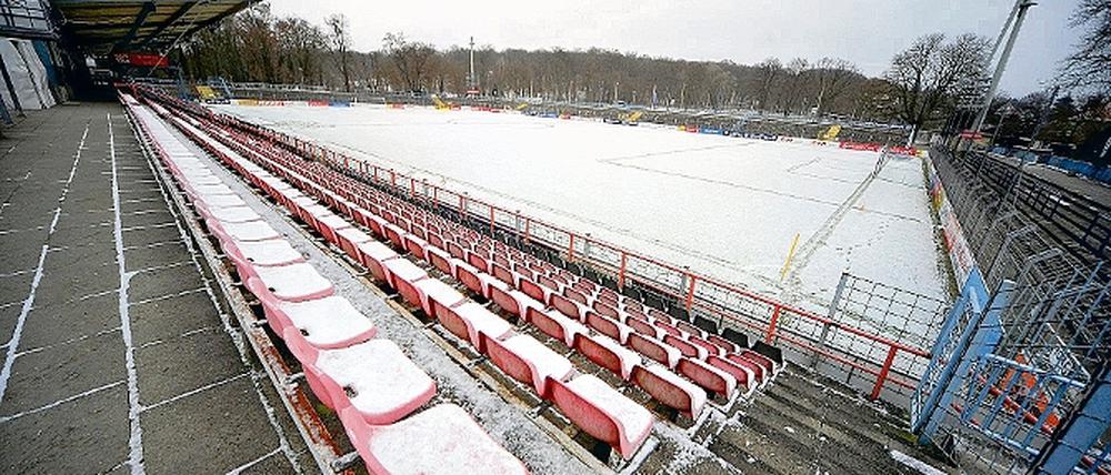 Schneebedeckter Rasen im Karl-Liebknecht-Stadion. Die Platzkommission entschied gestern, das Spiel zwischen dem SV Babelsberg 03 und dem Chemnitzer FC abzusagen. Die Turbinen sollen am Samstag ihr Pokalspiel bestreiten können.