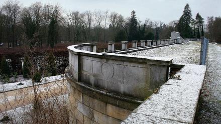 Die Balustrade am Park Sanssouci soll 2011 wieder in altem Glanz strahlen.