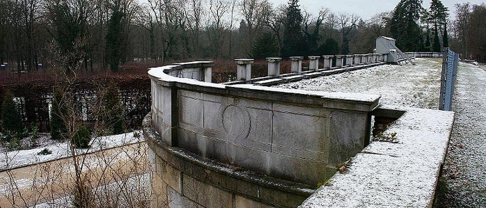 Die Balustrade am Park Sanssouci soll 2011 wieder in altem Glanz strahlen.