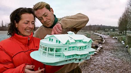 Ideen braucht der Mensch: Stefanie und Andi Külzer, seit sieben Jahren Betreiber eines Golfplatzes auf Bornstedter Bauland, präsentieren ihr Klubhaus-Modell.