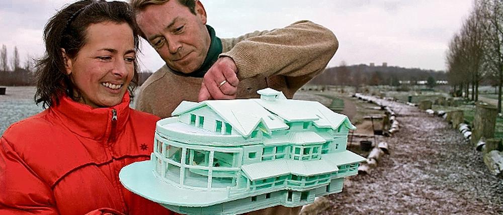Ideen braucht der Mensch: Stefanie und Andi Külzer, seit sieben Jahren Betreiber eines Golfplatzes auf Bornstedter Bauland, präsentieren ihr Klubhaus-Modell.