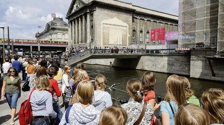 Der Traum von der Schlange. Besucheransturm vor dem Pergamonmuseum in Berlin. Ob solche Zustände auch vor dem zukünftigen Potsdam-Museum im Alten Rathaus zu erwarten sind?