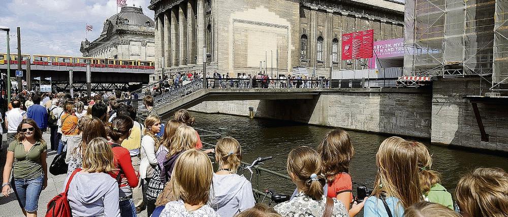 Der Traum von der Schlange. Besucheransturm vor dem Pergamonmuseum in Berlin. Ob solche Zustände auch vor dem zukünftigen Potsdam-Museum im Alten Rathaus zu erwarten sind?