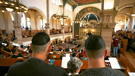 Im Mittelpunkt. Die jüdischen Kantoren leiten mit ihrem Gesang den Gottesdienst. Diese Tradition soll wiederbelebt werden.