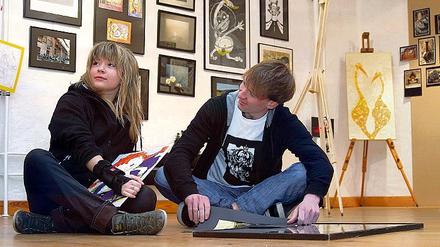 Wohin damit? Irina Maslennikova und Kai Jakowski bei den letzten Vorbereitungen für unARTich im Kunstwerk.