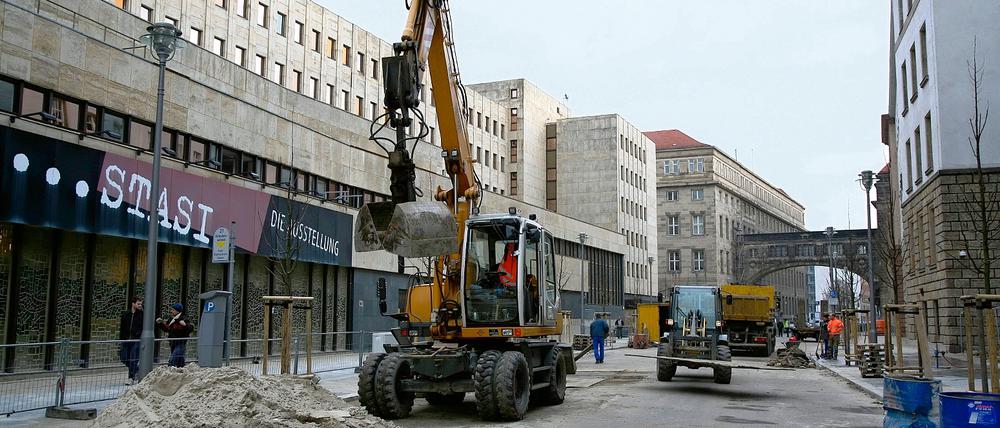 Letzte Arbeiten. Bis kurz vor Öffnung richteten Bauarbeiter die Fahrbahn und Gehsteige auf der Französischen Straße her.