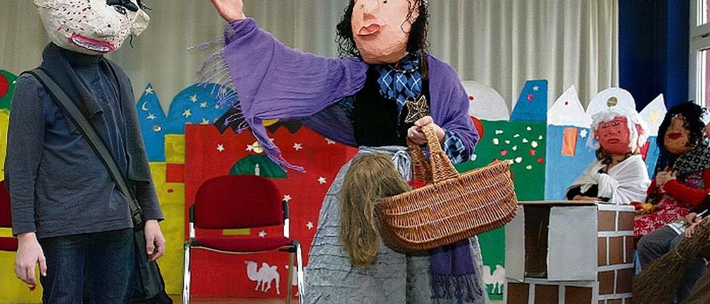 Mit einem Programm bedankten sich Priesterweg-Schüler für die Fördermittel. Noch fand die Schau im Klassenraum statt  für größere Darbietungen fehlt ein Saal.