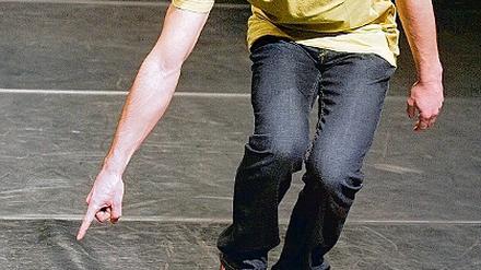 Timo Draheim zeigte in seiner Performance under pressure, wie er sich als Heranwachsender mit den Ge- und Verboten der Erwachsenenwelt konfrontiert sieht.