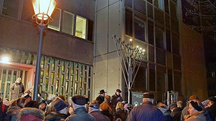 Chanukka-Fest gestern am künftigen Synagogenstandort in der Schlossstraße 1. Bürgermeister Burkhard Exner entzündete das zentrale Licht, Rabbiner Nachum Pressman die der ersten drei Lichter von insgesamt acht Chanukka-Nächten.