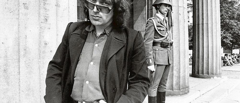 Junge in Ost-Berlin. Udo Lindenberg im Jahr 1977 an der Neuen Wache Unter den Linden (l). Später hatte er Ärger mit Honni, 1987 war aber alles wieder gut, als er dem SED-Chef in Wuppertal eine E-Gitarre überreichte.
