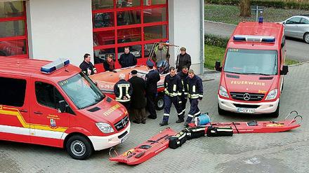 Reich gedeckter Gabentisch: Für insgesamt 130 000 Euro wurden für die Ortsfeuerwehren am Schwielowsee zwei Transporter, ein Rettungsboot sowie zwei Spineboards und drei Atemschutznotfalltaschen angeschafft.