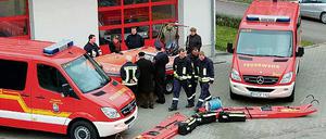 Reich gedeckter Gabentisch: Für insgesamt 130 000 Euro wurden für die Ortsfeuerwehren am Schwielowsee zwei Transporter, ein Rettungsboot sowie zwei Spineboards und drei Atemschutznotfalltaschen angeschafft.